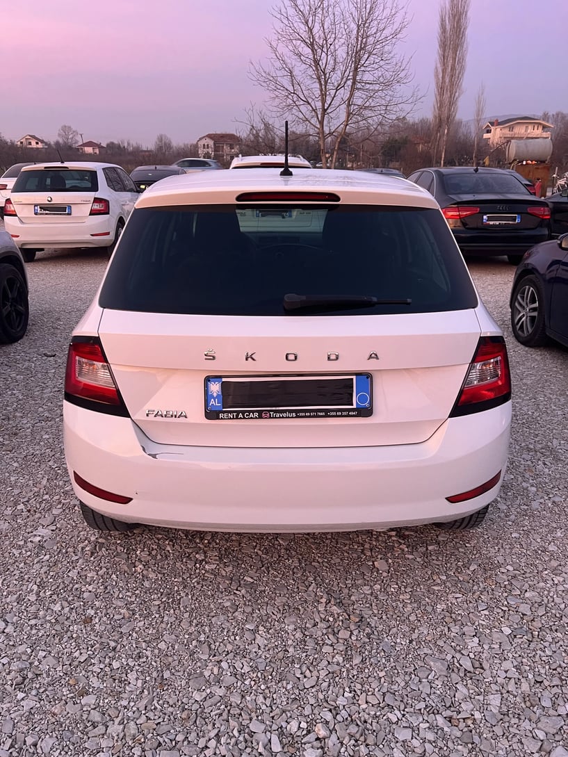 Alquila un coche en Tirana