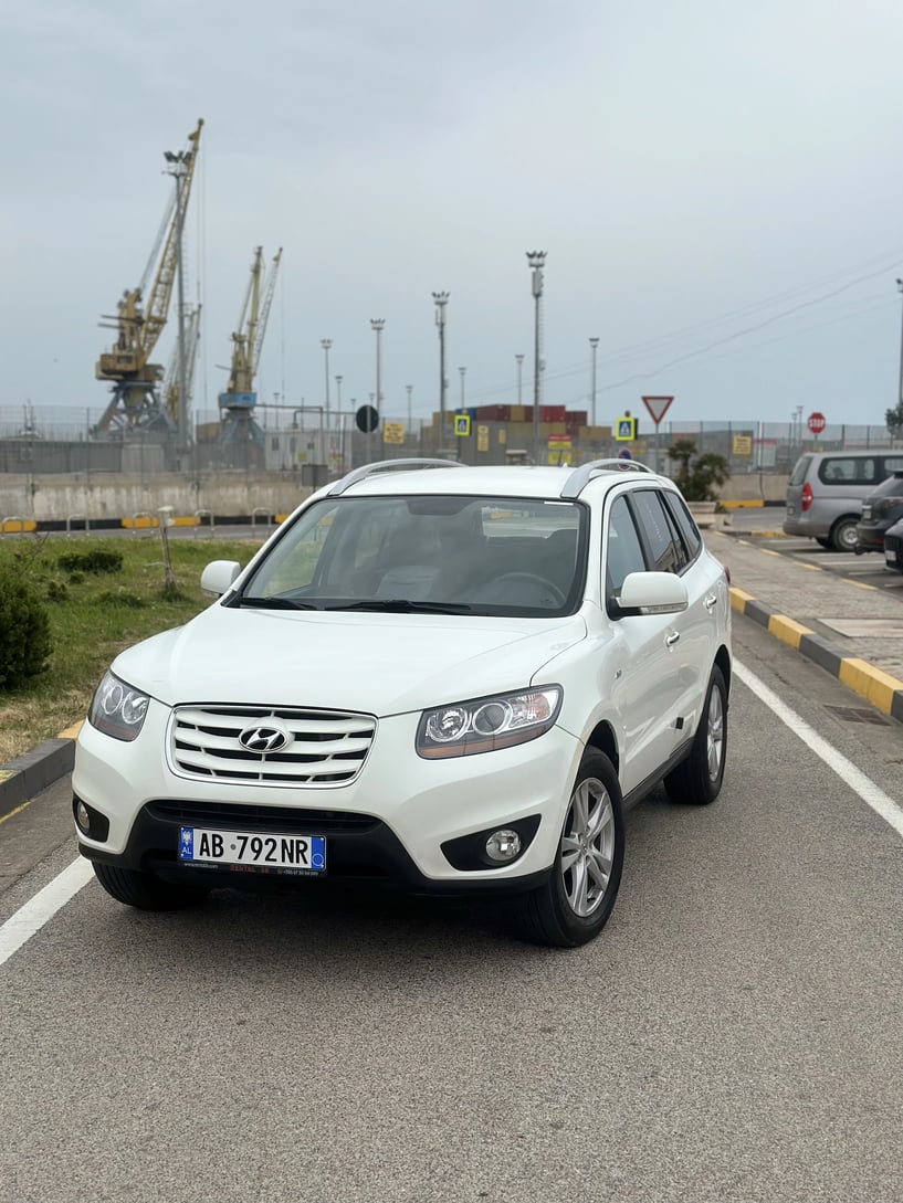 Merrni me qira një makinë në Durrës
