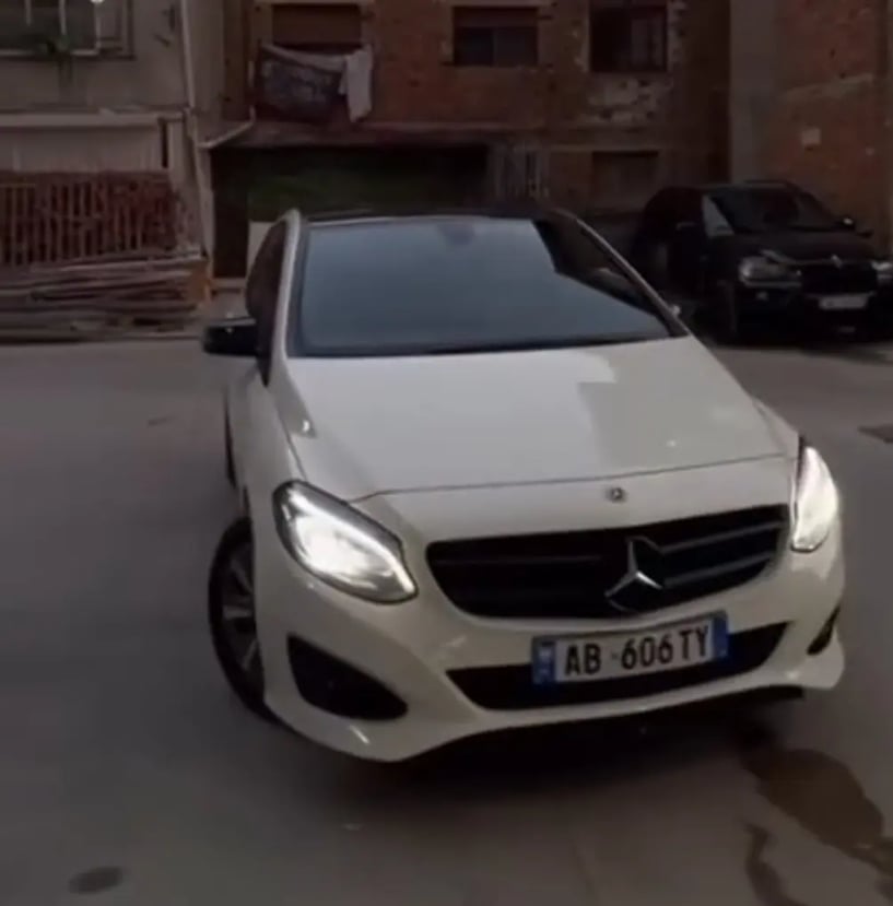 Alquila un coche en Vlorë
