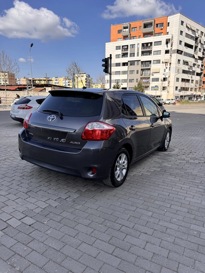 Alquila un coche en Tirana