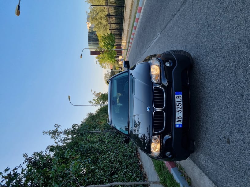 Merrni me qira një makinë në Tirana