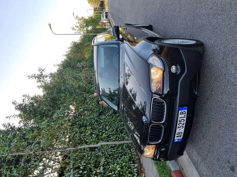 Merrni me qira një makinë në Tirana