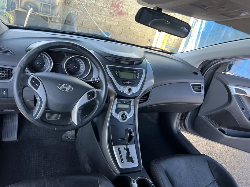 Merrni me qira një makinë në Tirana