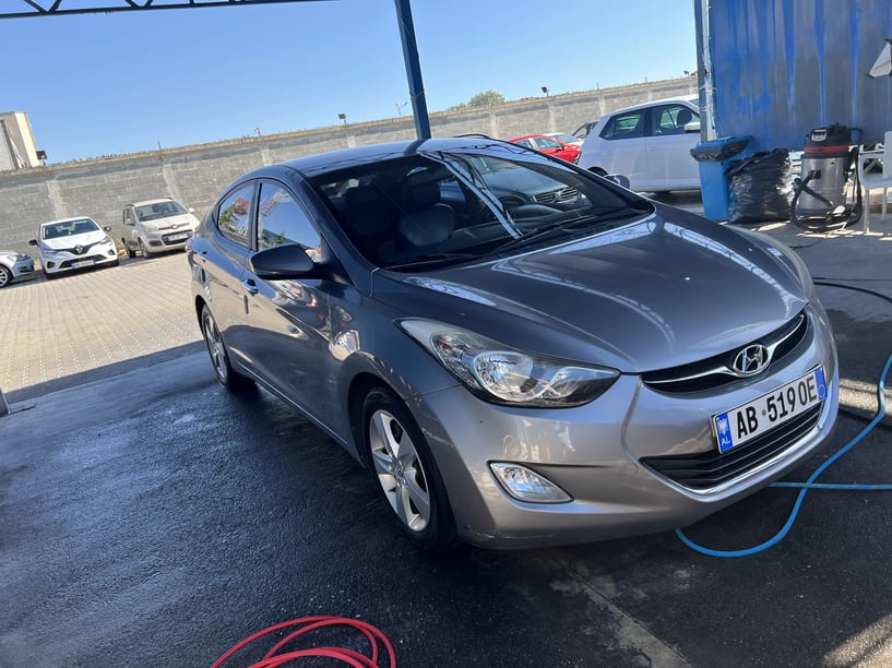 Merrni me qira një makinë në Tirana