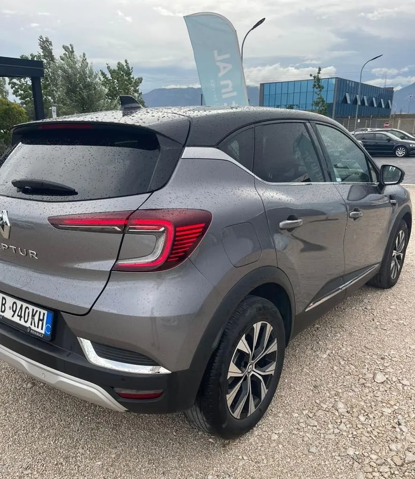 Alquila un coche en Tirana