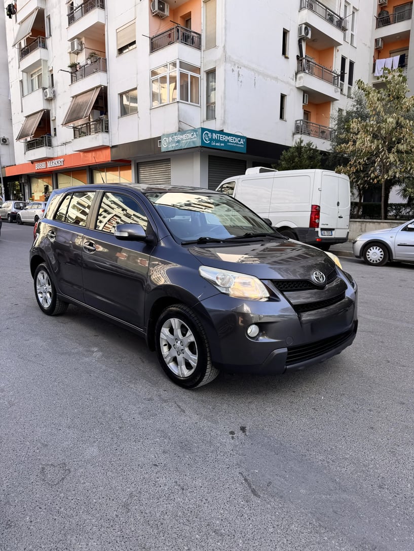 Alquila un coche en Tirana