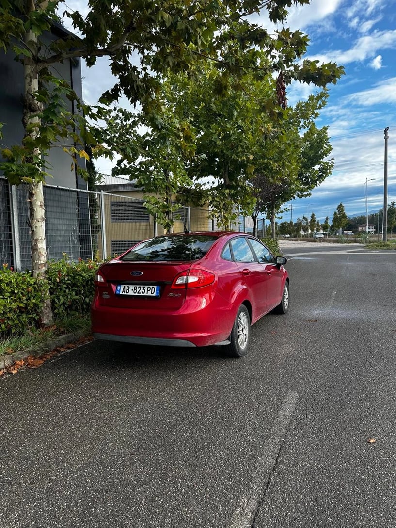 Merrni me qira një makinë në Tirana