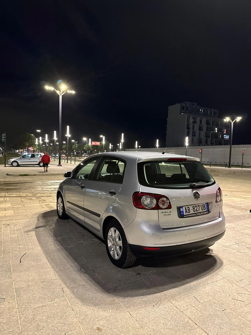 Noleggia un'auto a Tirana