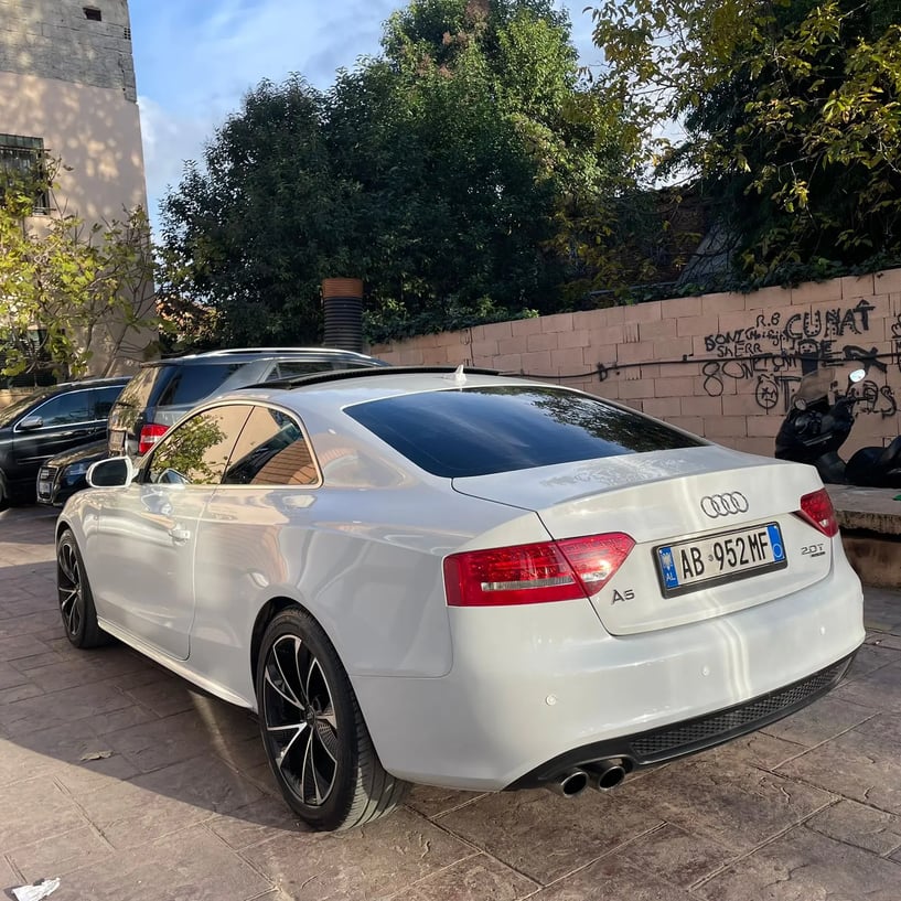 Alquila un coche en Tirana