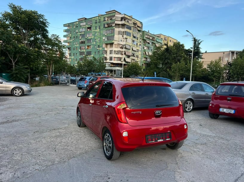 Noleggia un'auto a Tirana