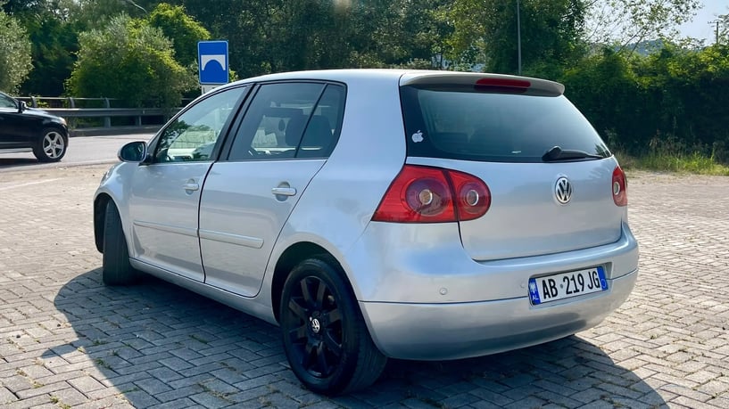 Alquila un coche en Tirana