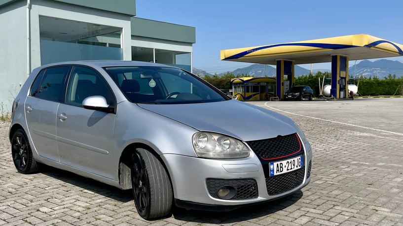 Alquila un coche en Tirana