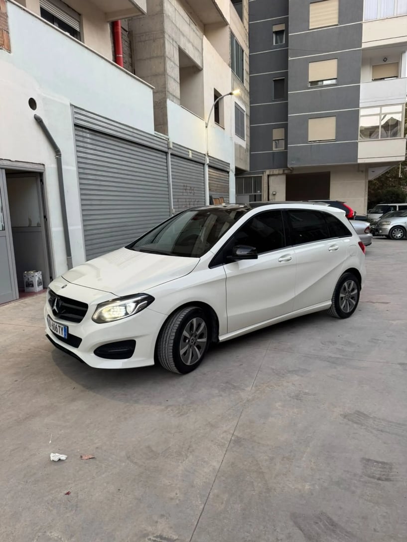 Noleggia un'auto a Vlorë