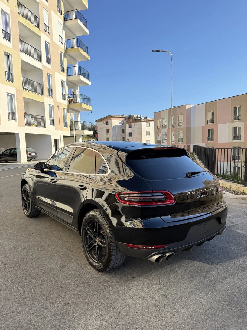 Alquila un coche en Tirana