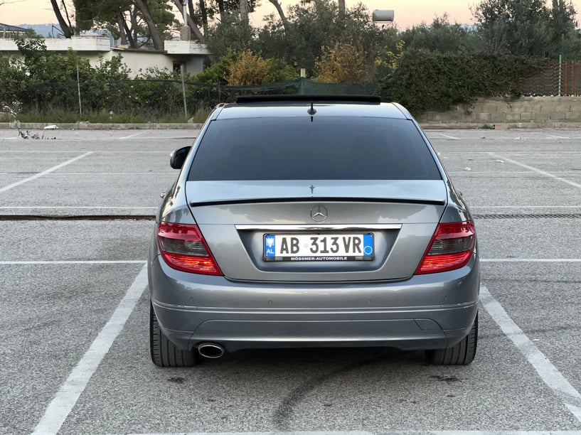 Merrni me qira një makinë në Vlorë