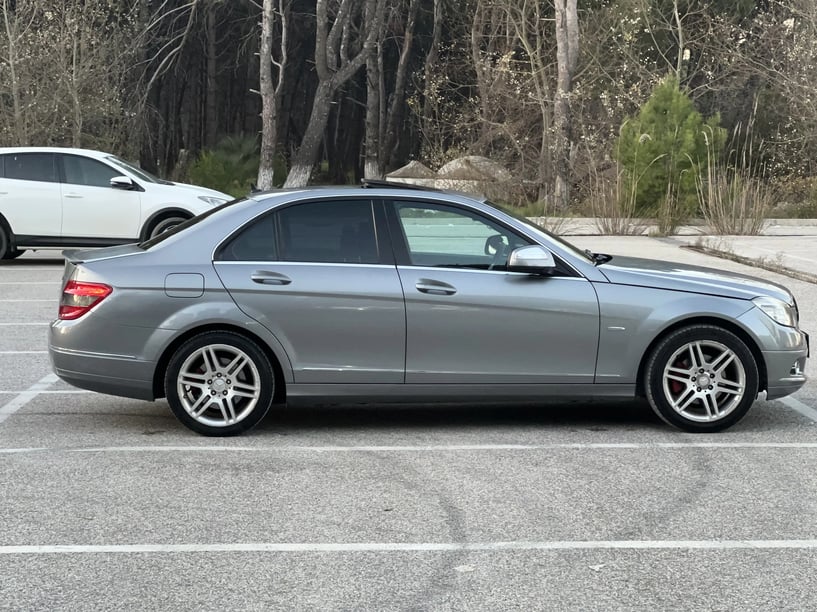 Merrni me qira një makinë në Vlorë