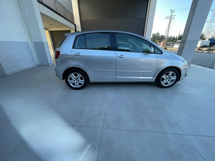 Noleggia un'auto a Tirana