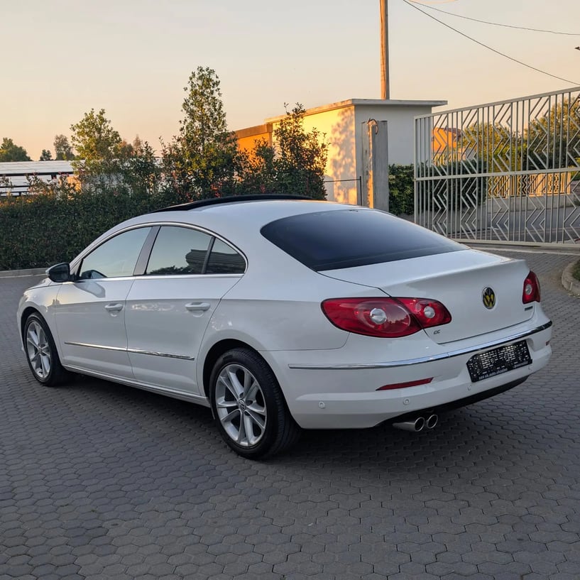 Alquila un coche en Tirana