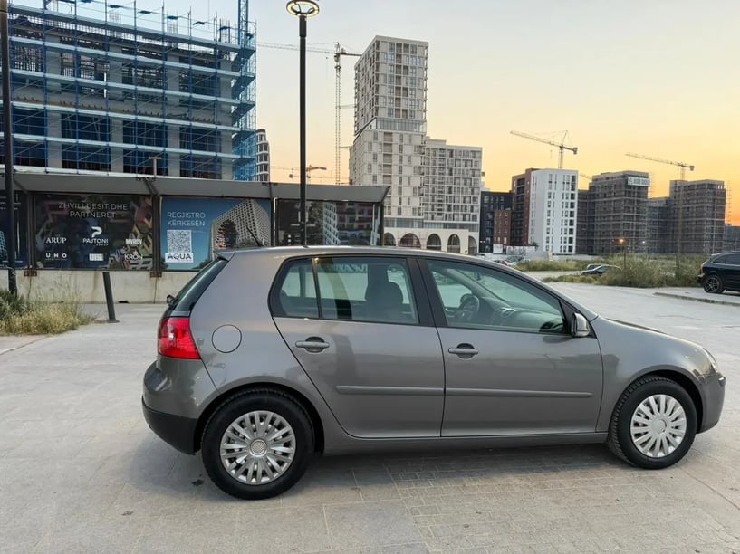 Alquila un coche en Tirana