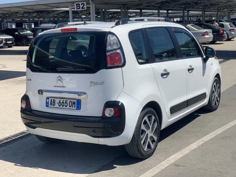 Louer une voiture à Tirana
