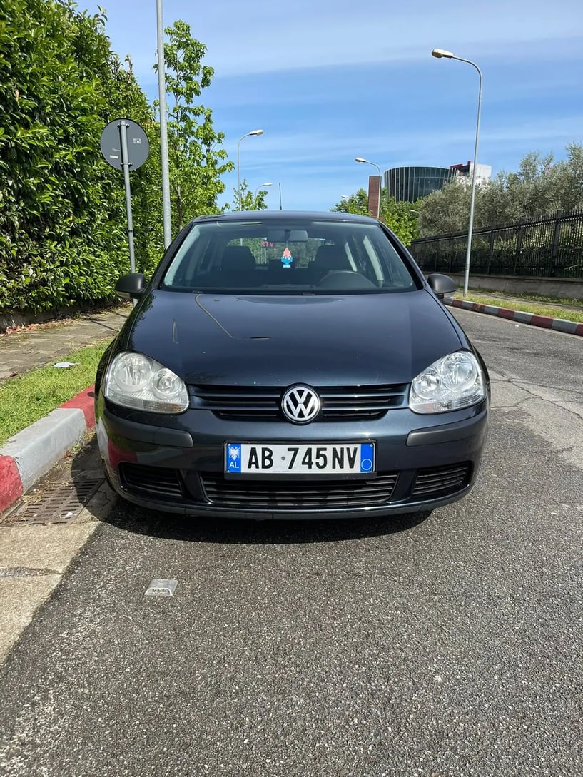 Noleggia un'auto a Tirana