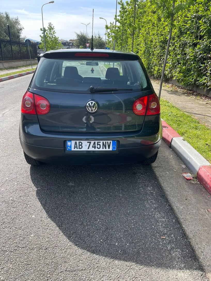 Noleggia un'auto a Tirana