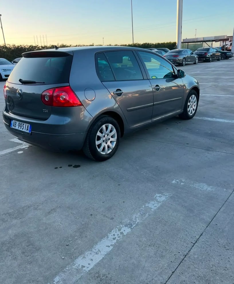 Noleggia un'auto a Tirana