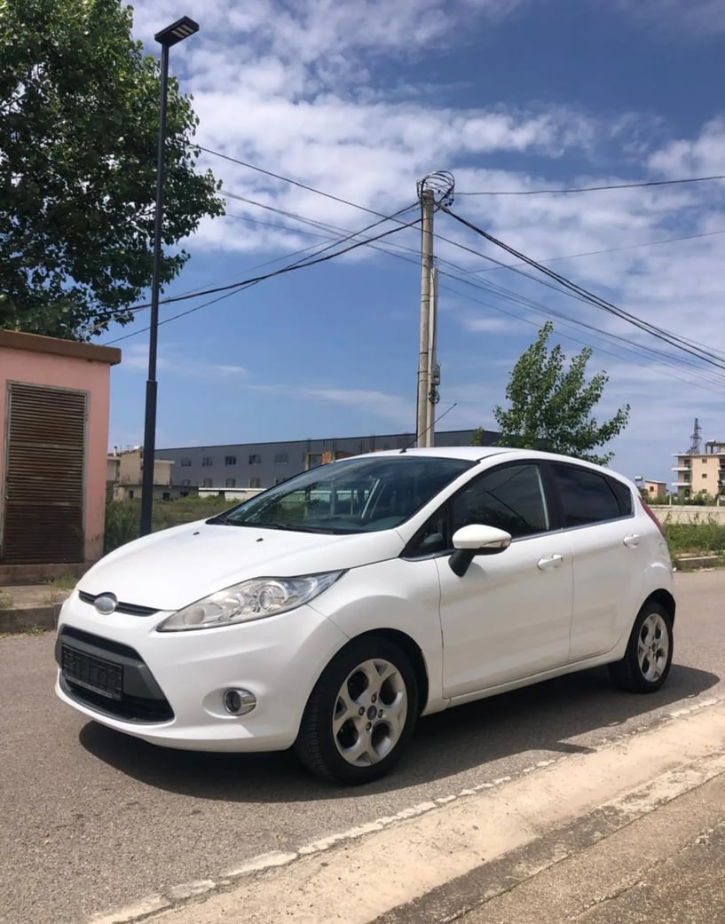 Alquila un coche en Tirana