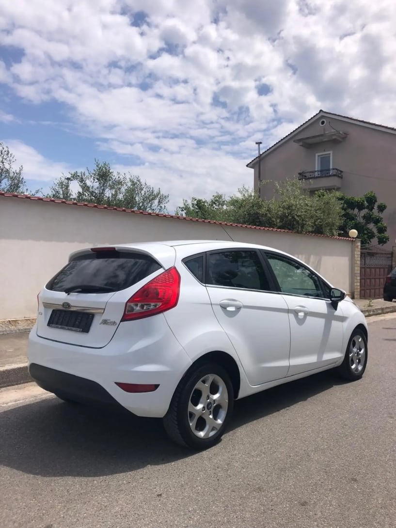 Alquila un coche en Tirana