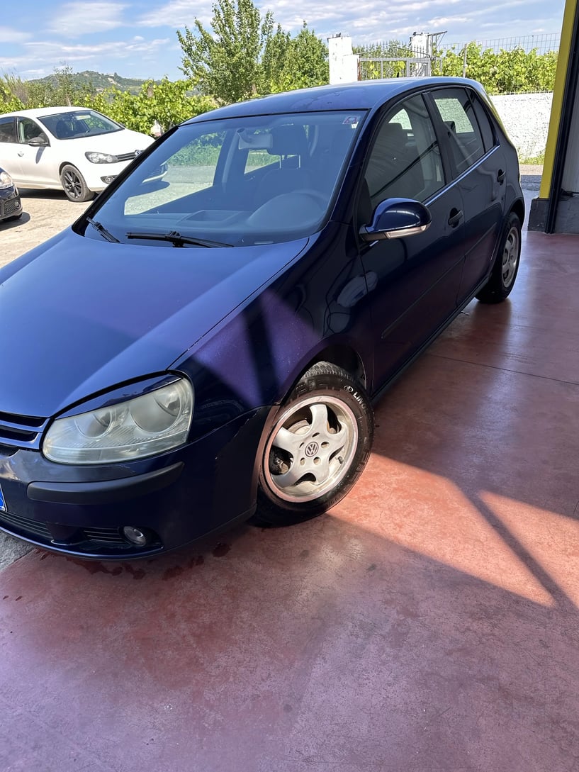 Alquila un coche en Tirana