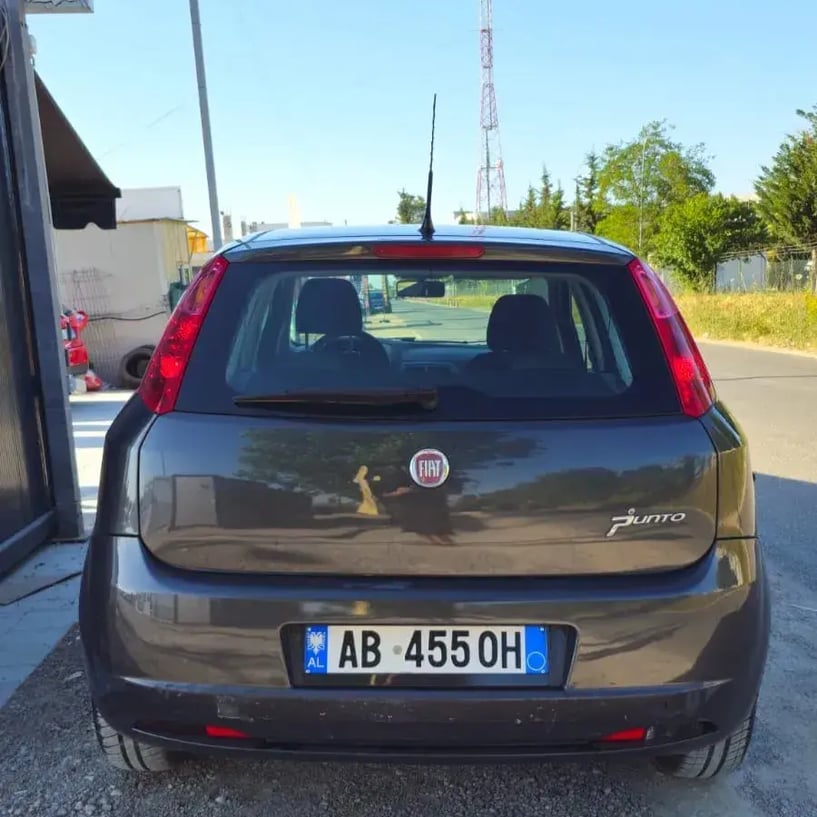 Merrni me qira një makinë në Tirana