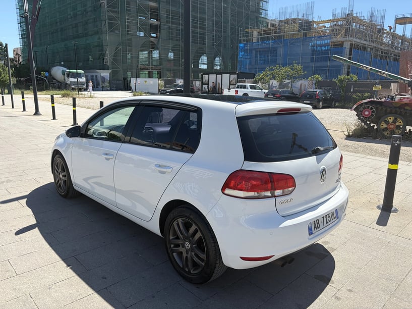 Noleggia un'auto a Tirana