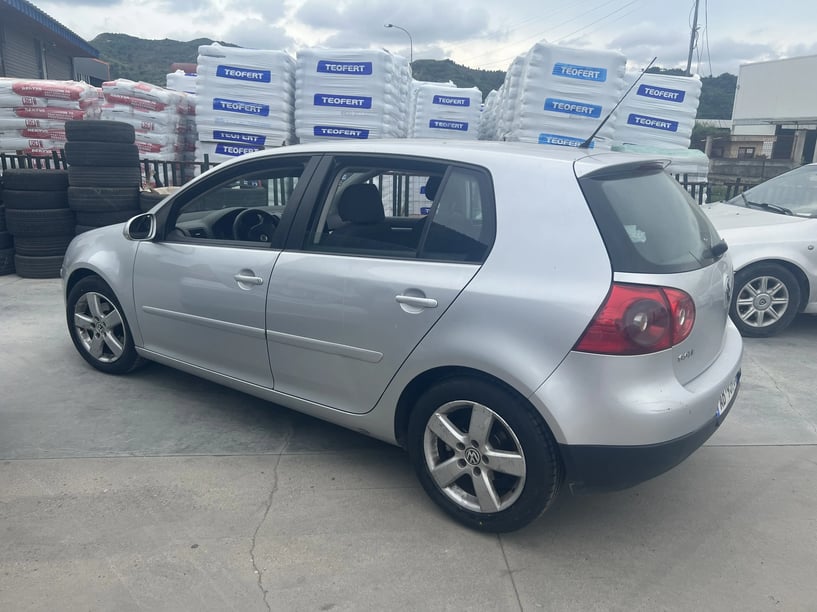 Noleggia un'auto a Tirana