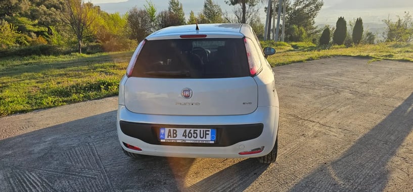 Merrni me qira një makinë në Tirana