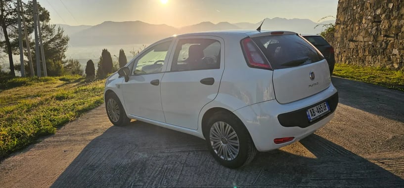 Merrni me qira një makinë në Tirana