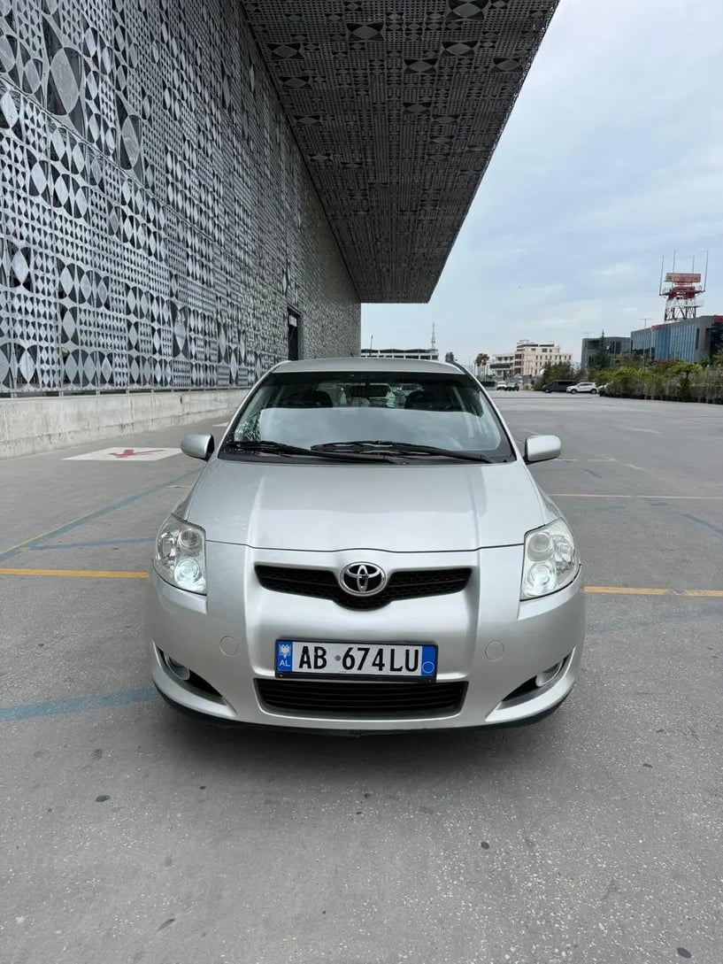 Alquila un coche en Tirana