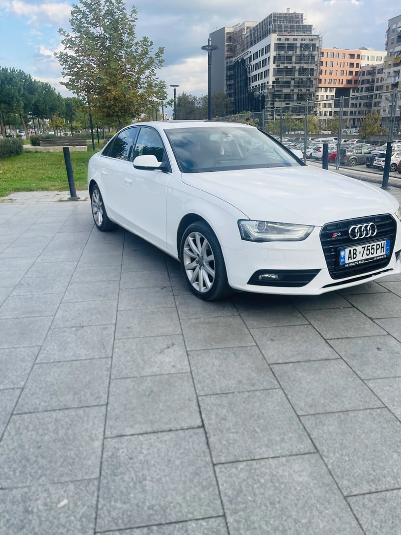 Noleggia un'auto a Tirana