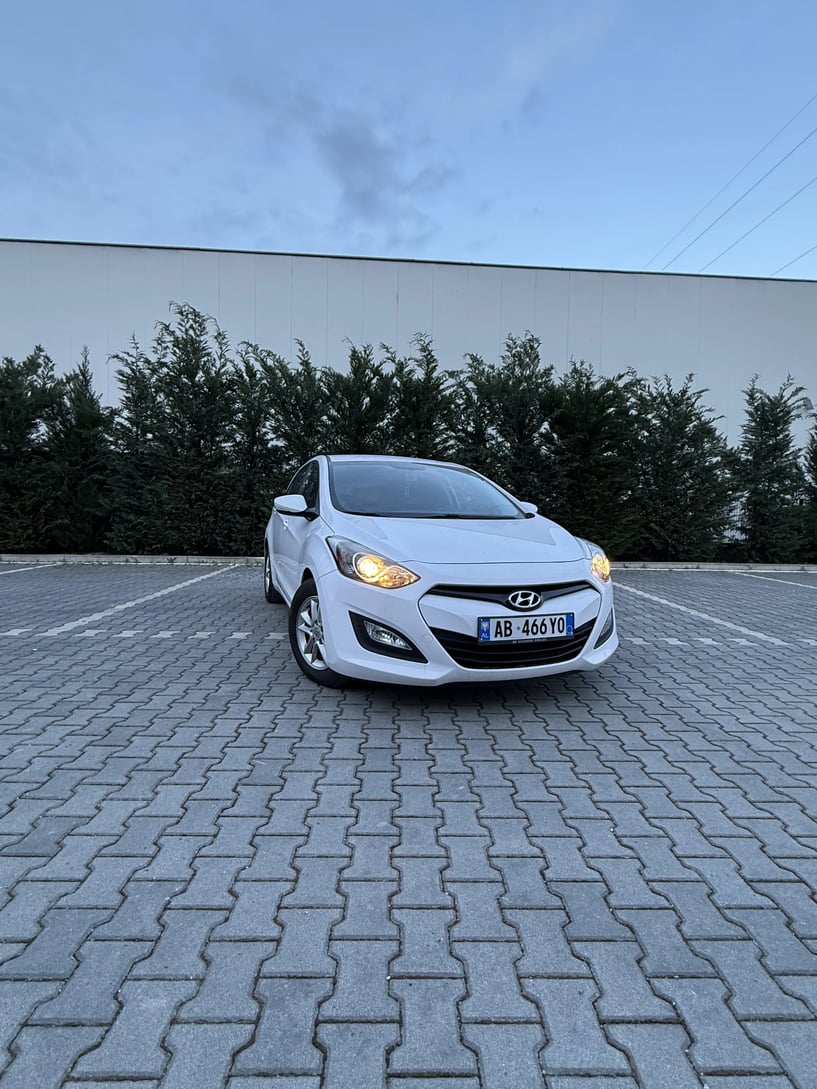 Noleggia un'auto a Tirana