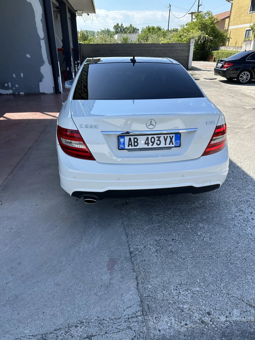 Wynajmij samochód w Tirana