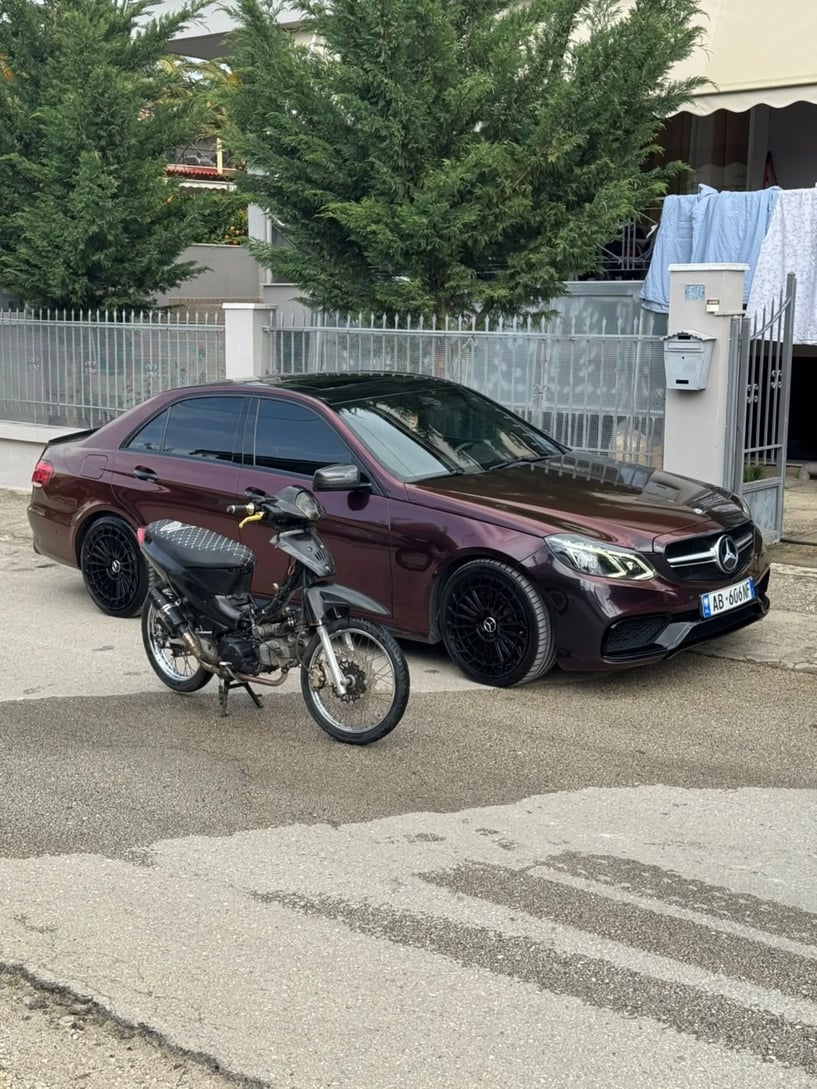 Noleggia un'auto a Vlorë