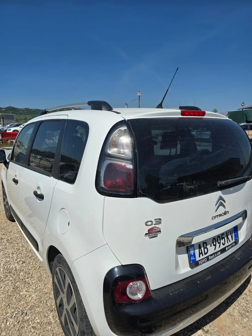 Alquila un coche en Tirana