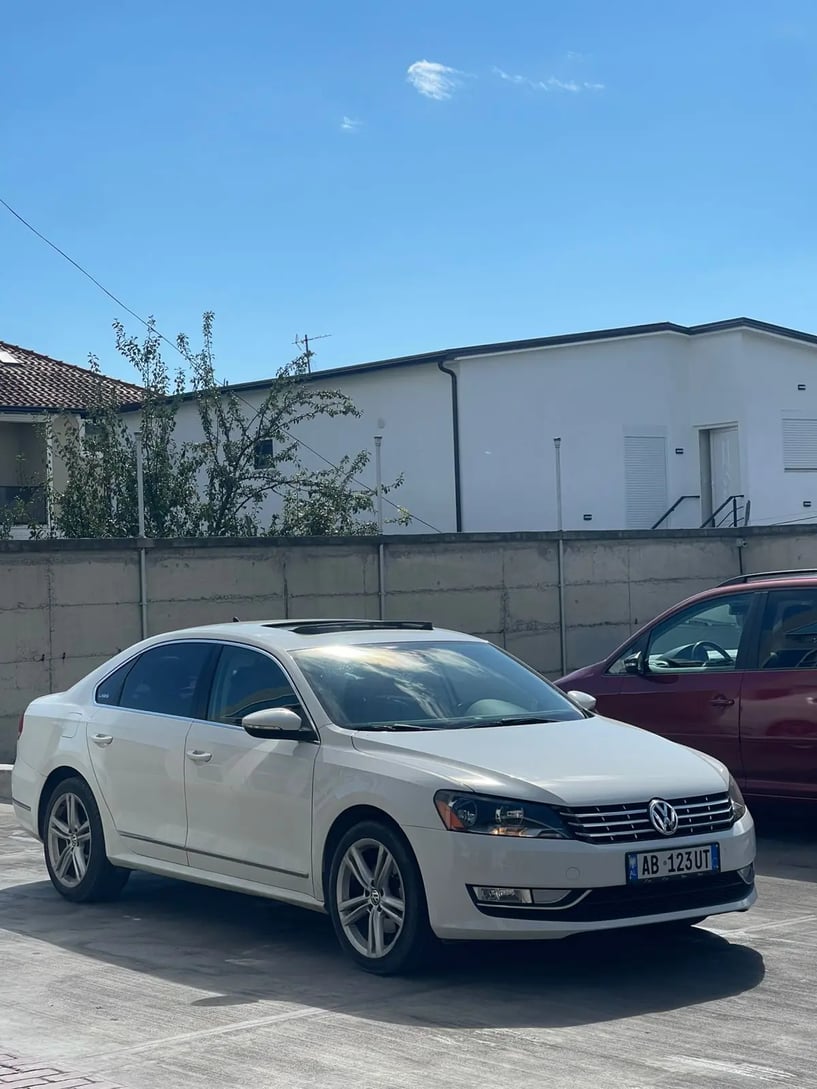 Noleggia un'auto a Tirana