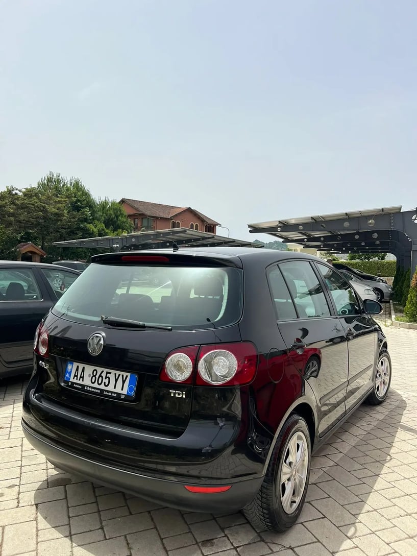 Noleggia un'auto a Tirana