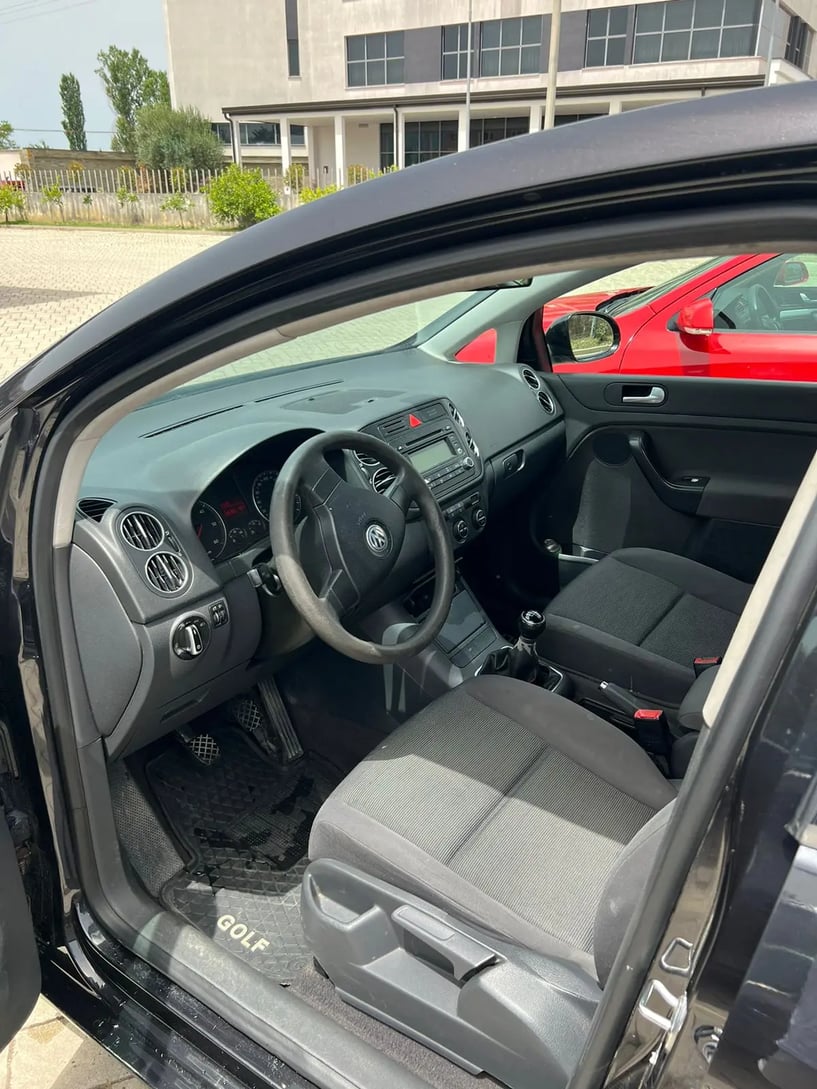 Noleggia un'auto a Tirana