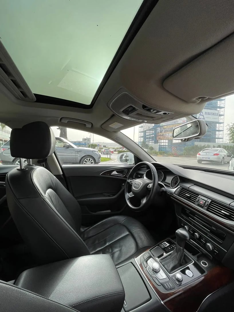 Merrni me qira një makinë në Tirana