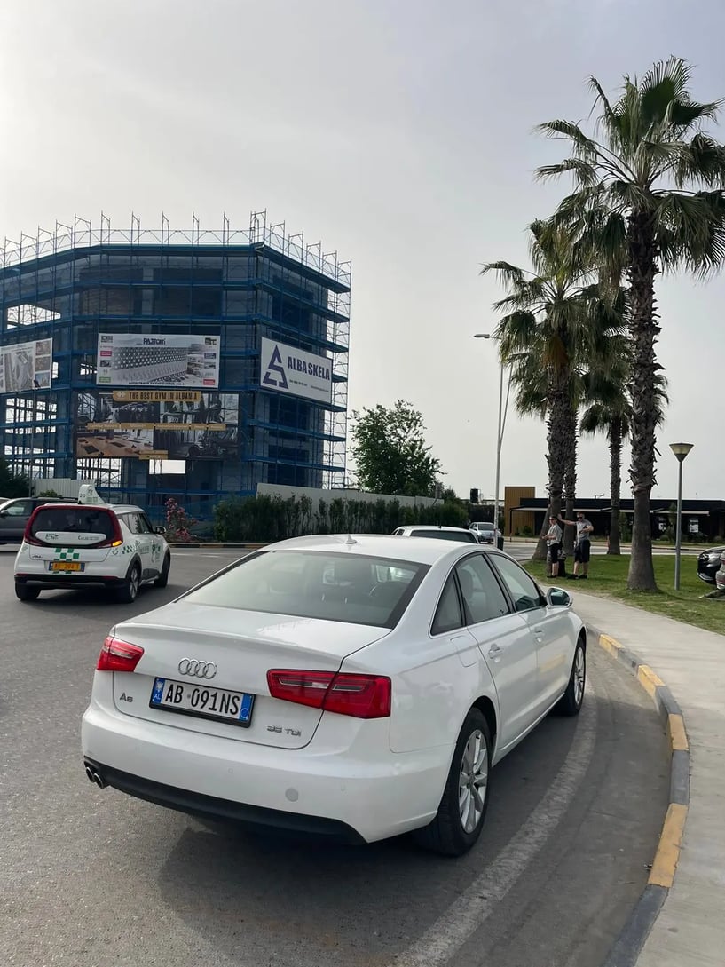 Merrni me qira një makinë në Tirana