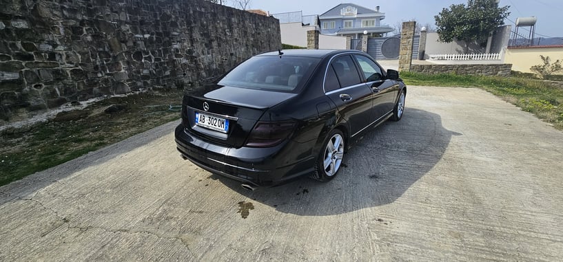 Wynajmij samochód w Tirana