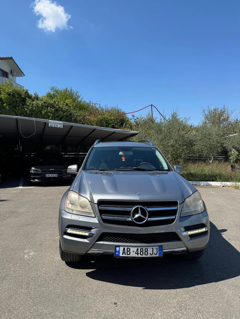Noleggia un'auto a Tirana