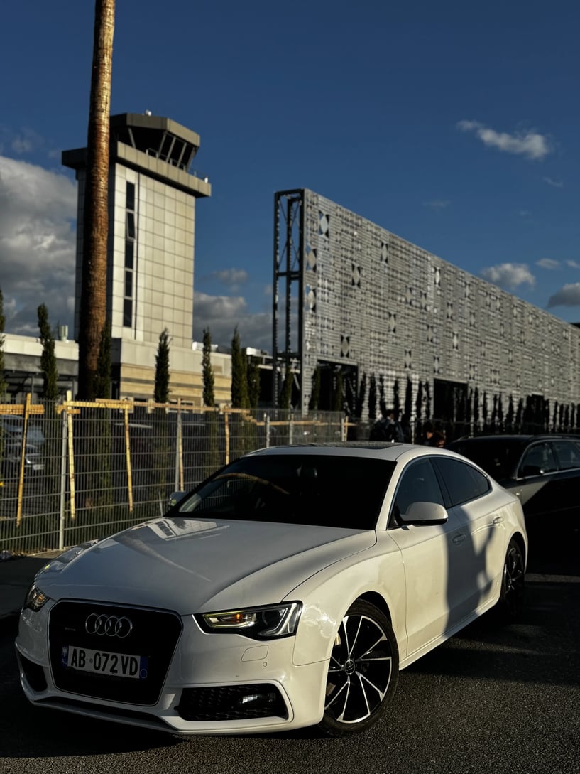 Merrni me qira një makinë në Tirana