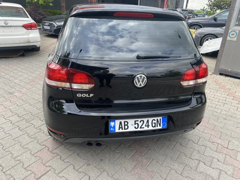 Noleggia un'auto a Tirana